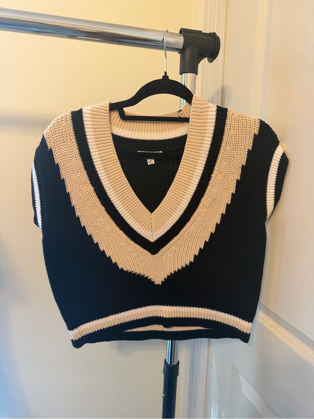 525 America Sleeveless V-Neck Knit Vest in Black and Cream